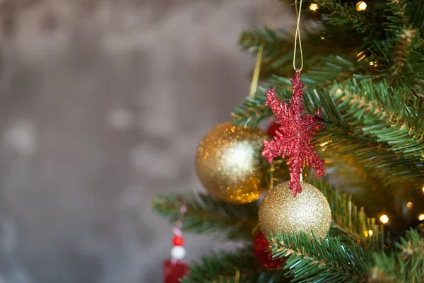 Tannenzweige Mit Weihnachtsschmuck Und Grauer Betonwand Hintergrund Mit Kopierraum Und — Stockfoto