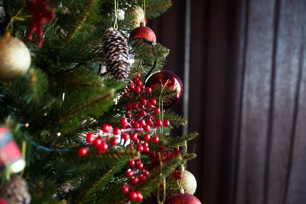 Noel Ağacı Dalları Süslemeli Kahverengi Ahşap Duvarlı Kopya Alanı Noel — Stok fotoğraf