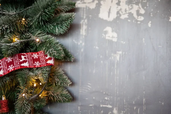 Noel Ağacı Dalları Süslemeli Gri Beton Duvarlı Kopya Alanı Noel — Stok fotoğraf