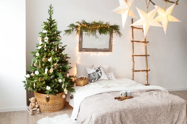 Άνετο Χριστουγεννιάτικο Υπνοδωμάτιο Φυσικά Χρώματα Χριστουγεννιάτικο Δέντρο Διακοσμημένο Γιρλάντα Φώτα — Φωτογραφία Αρχείου