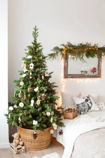 Accogliente Camera Letto Natale Colori Naturali Con Albero Natale Decorato — Foto Stock