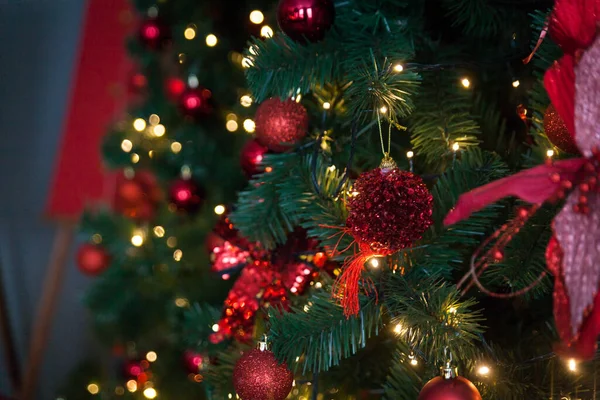 Rote Kugeln Blumen Und Schleifen Geschmückten Weihnachtsbaum Aus Nächster Nähe — Stockfoto