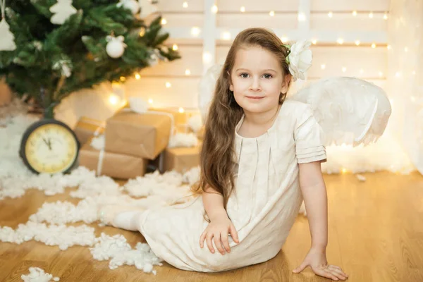 Uma Menina Com Asas Brancas Sentado Entre Decorações Inverno Com — Fotografia de Stock
