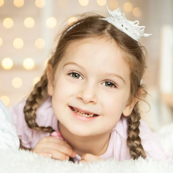 Menina Feliz Com Coroa Malha Fundo Branco Com Luzes Bokeh — Fotografia de Stock