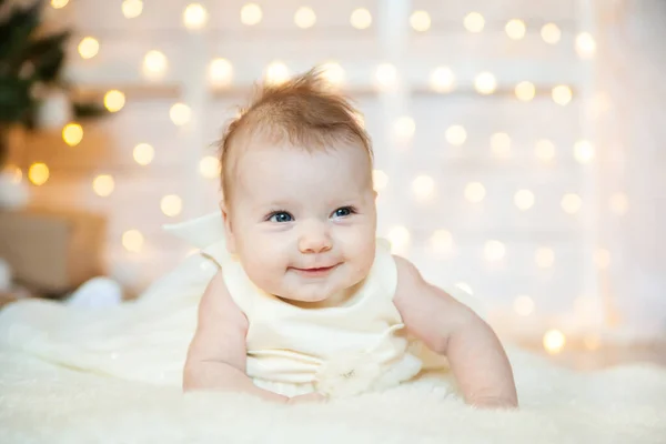 Aranyos Aranyos Gyerek Meleg Fehér Bundában Boldog Lány Fehér Háttér — Stock Fotó