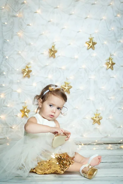 Retrato Uma Menina Bonito Vestido Branco Dourado Vestindo Pequenos Sapatos — Fotografia de Stock