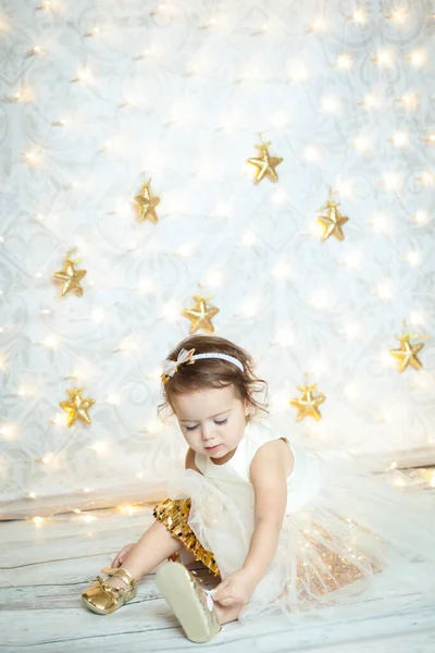 Retrato Uma Menina Bonito Vestido Branco Dourado Pequenos Sapatos Brilhantes — Fotografia de Stock