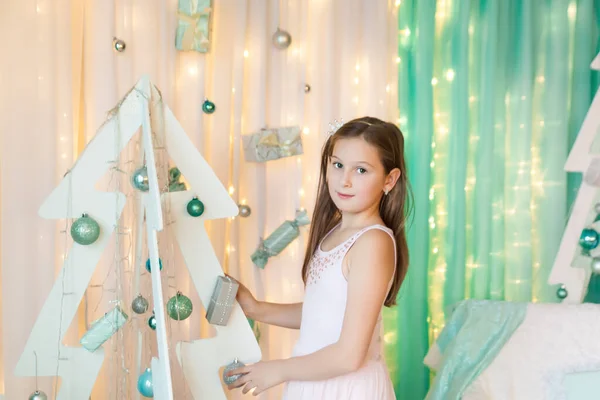 Menina Decoração Madeira Branco Chritmas Árvore Uma Elegante Sala Estar — Fotografia de Stock