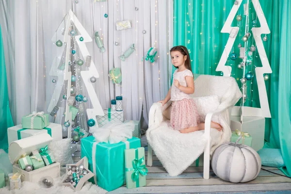 Menina Uma Elegante Sala Estar Com Interior Natal Cores Hortelã — Fotografia de Stock