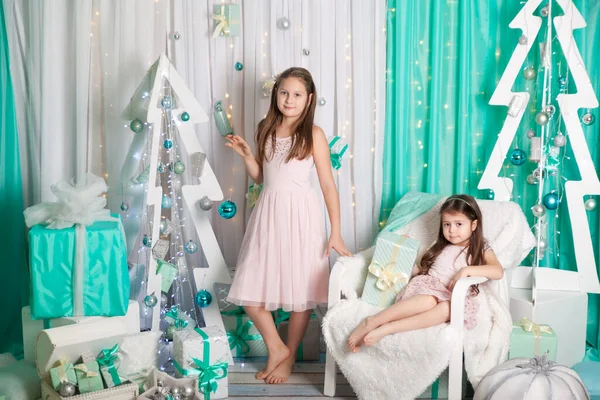 Duas Irmãs Uma Elegante Sala Estar Com Interior Natal Cores — Fotografia de Stock