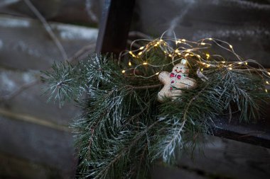 Noel tatili bahçesi. Şenlikli kış sezonu, tatil için dekore edilmiş arka bahçe. Zencefilli kurabiye Erkek oyuncakları