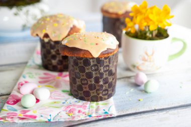 Rusça ve Ukrayna Paskalya pastası ile paskalya kompozisyonu, ahşap arka planda güzel bir fincanda sarı timsahlar. Paskha Paskalya Ekmeği. Bahar Paskalya kartı