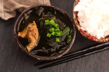 Kore Yosun Çorbası Miyeok Guk 'u servis kasesinde yakın plan çek.