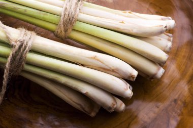 Ahşap zemin üzerinde limon otu