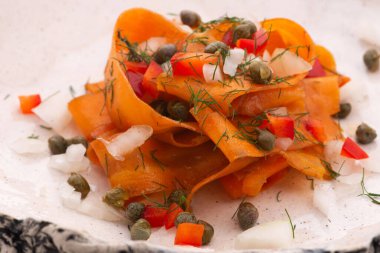 Sebzeli havuç salatası