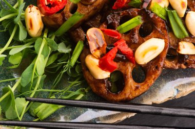 Nilüfer kökü Japon yemeğiyle kızartılmış.