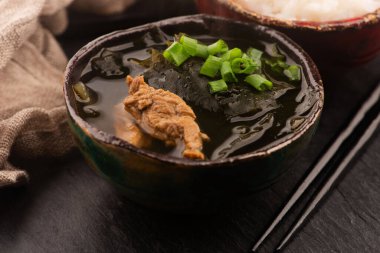 Kore Yosun Çorbası Miyeok Guk 'u servis kasesinde yakın plan çek.