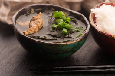 Kore Yosun Çorbası Miyeok Guk 'u servis kasesinde yakın plan çek.