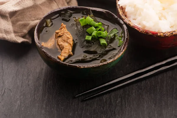 Kore Yosun Çorbası Miyeok Guk 'u servis kasesinde yakın plan çek.