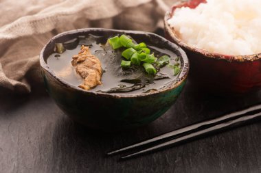 Kore Yosun Çorbası Miyeok Guk 'u servis kasesinde yakın plan çek.