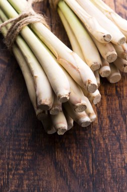 Ahşap zemin üzerinde limon otu