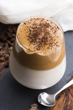 Cam bardakta Dalgona kahvesi. Kore modası hazır kahve, süt ve esmer şekerden içer