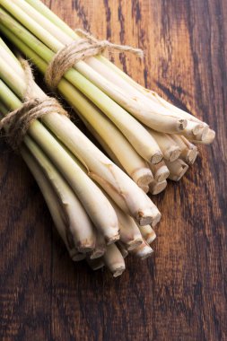 Ahşap zemin üzerinde limon otu