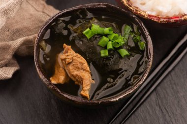 Kore Yosun Çorbası Miyeok Guk 'u servis kasesinde yakın plan çek.