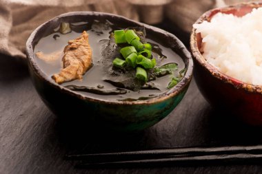 Kore Yosun Çorbası Miyeok Guk 'u servis kasesinde yakın plan çek.