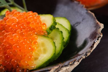 Aperatif. Salatalık ve alabalık havyarı.