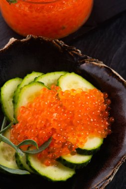 Aperatif. Salatalık ve alabalık havyarı.