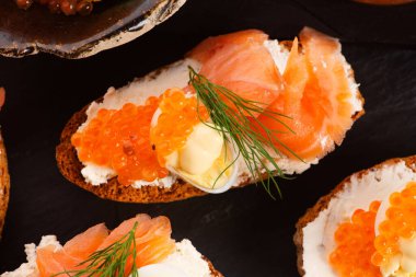 Somon balığı ve havyarlı sandviç.