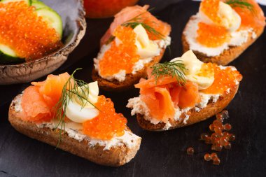 Somon balığı ve havyarlı sandviç.