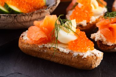 Somon balığı ve havyarlı sandviç.