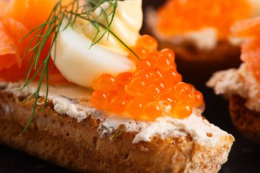 Somon balığı ve havyarlı sandviç.