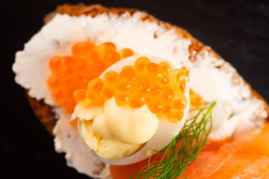 Somon balığı ve havyarlı sandviç.