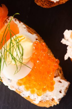 Somon balığı ve havyarlı sandviç.