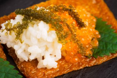 Havyar, pirinç, shiso ve umibudo ile Inari suşisi.