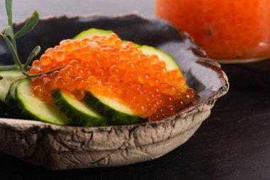 Aperatif. Salatalık ve alabalık havyarı.