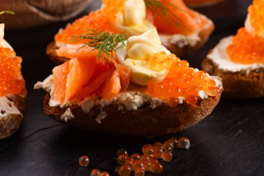 Somon balığı ve havyarlı sandviç.