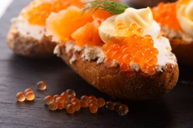 Somon balığı ve havyarlı sandviç.