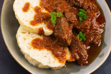 Gulaş ve hamur köfteleri (diz sevgisi) masada.