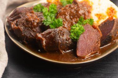 Haşlanmış kaz midesi. Koyu arkaplanda geleneksel Polonya eti.