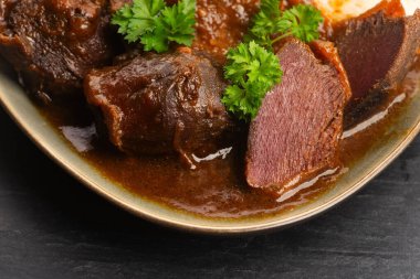 Haşlanmış kaz midesi. Koyu arkaplanda geleneksel Polonya eti.