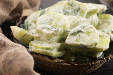 ekşi krema ve dereotu salatalık salatası