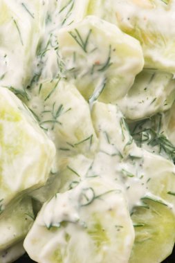 ekşi krema ve dereotu salatalık salatası