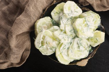 ekşi krema ve dereotu salatalık salatası