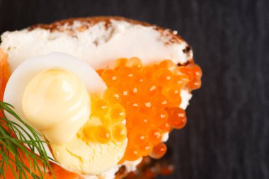 Somon balığı ve havyarlı sandviç.