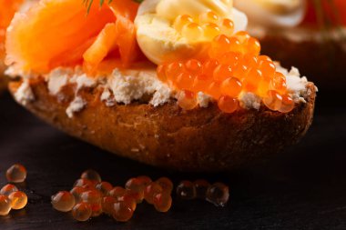 Somon balığı ve havyarlı sandviç.