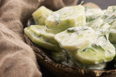 ekşi krema ve dereotu salatalık salatası